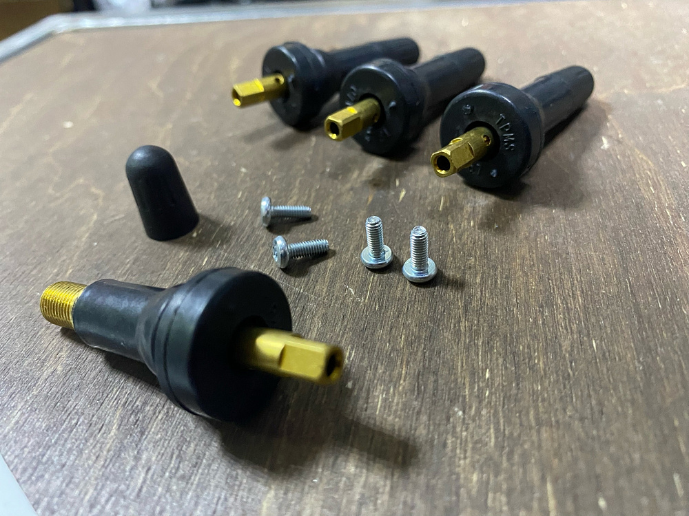 картинка Ниппели (вентили) под датчик, разборные TPMS-20, черные, 4 шт от магазина  StreetTuning