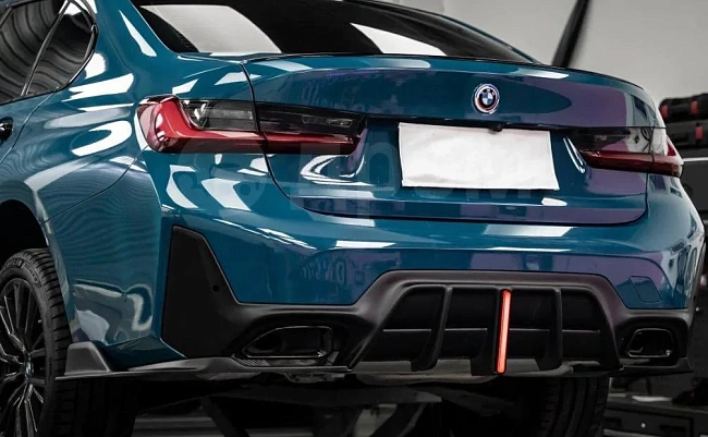 картинка Диффузор на задний бампер для BMW G20 330i LCI, с стоп сигналом магазин  StreetTuning 