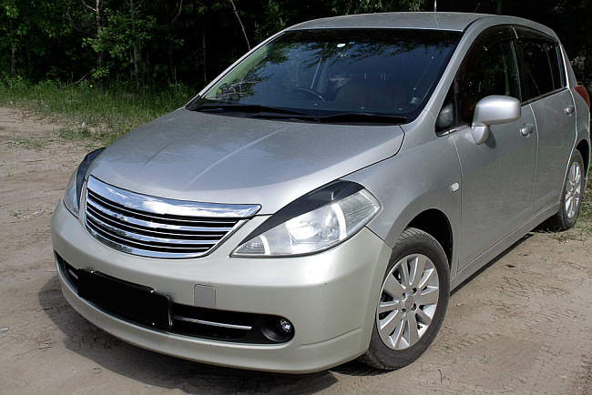 картинка Nissan Tiida 2004—2007 Накладки на передние фары (реснички) компл.-2 шт. магазин  StreetTuning 