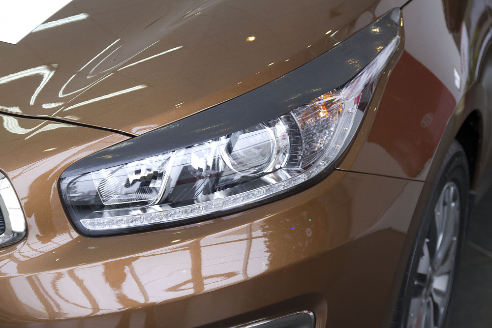 картинка Kia Ceed (хэтчбэк) 2015-н.в. Накладки на передние фары (реснички) от магазина  StreetTuning