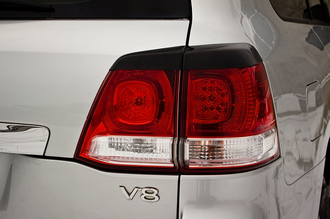 картинка Toyota LC 200 2007—2011 Накладки на задние фонари (реснички) магазин  StreetTuning 