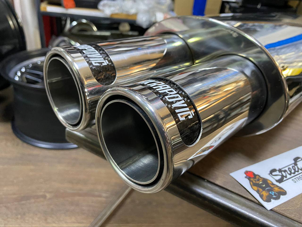 картинка Прямоточная банка Akrapovic, с двойным выходом. от магазина  StreetTuning
