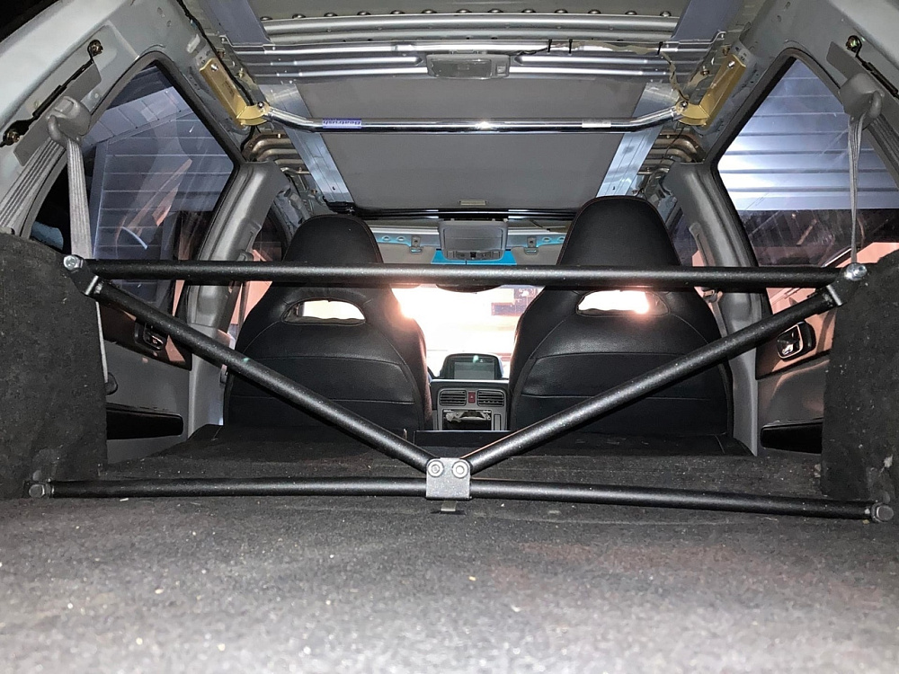 картинка Х образная распорка за задние сиденье для Subaru Forester SG от магазина  StreetTuning