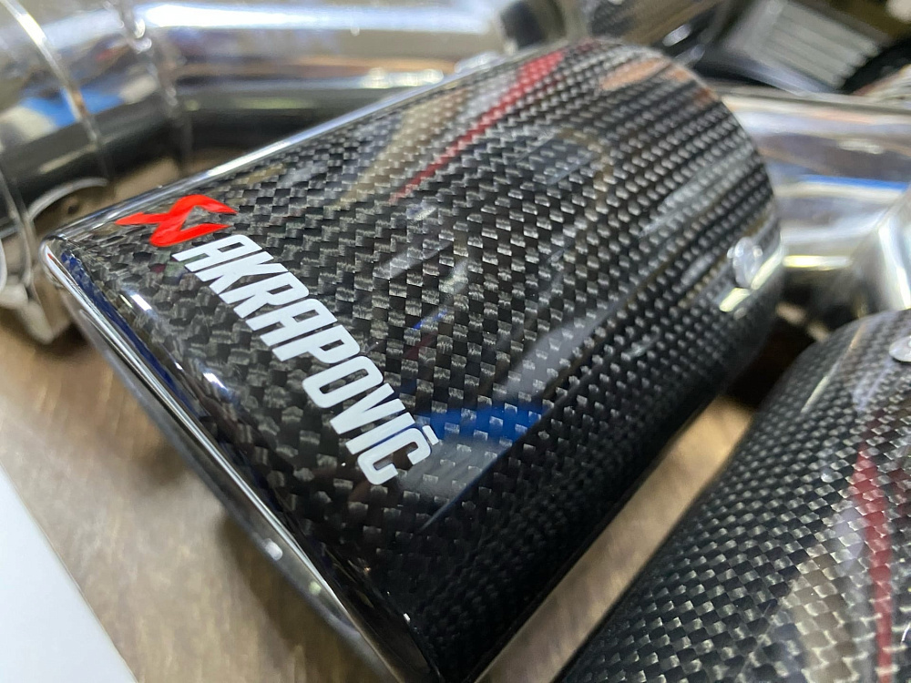 картинка Насадки на глушитель Akrapovic Style двойные комплект- 2 шт 63х89 мм от магазина  StreetTuning