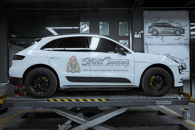 картинка Нижняя накладка заднего бампера TechArt для Porsche Macan 95B.1/95B.2 (2014–2021) магазин  StreetTuning 