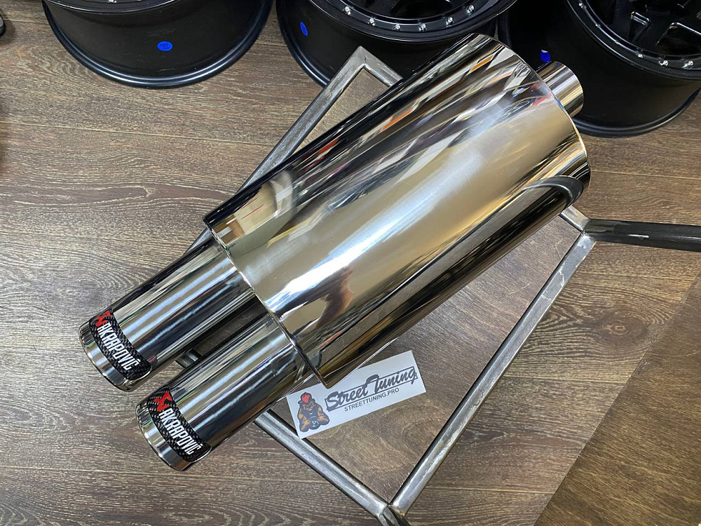 картинка Прямоточная банка Akrapovic, с двойным выходом. от магазина  StreetTuning