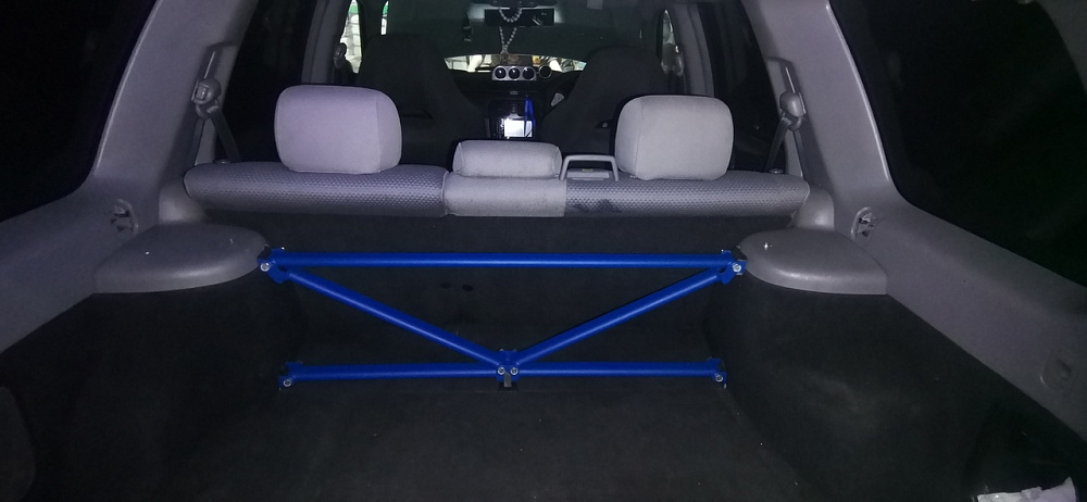 картинка Х образная распорка за задние сиденье для Subaru Forester SG от магазина  StreetTuning