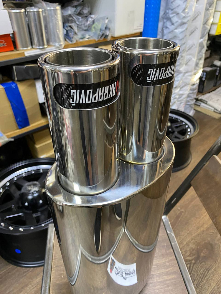 картинка Прямоточная банка Akrapovic, с двойным выходом. от магазина  StreetTuning