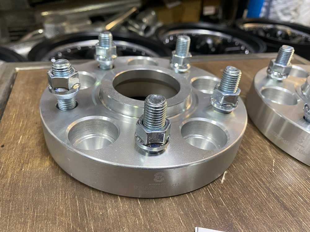 картинка Проставка Starleks 25 мм 5x114.3 цо 67.1 шпилечная M12x1,5 от магазина  StreetTuning