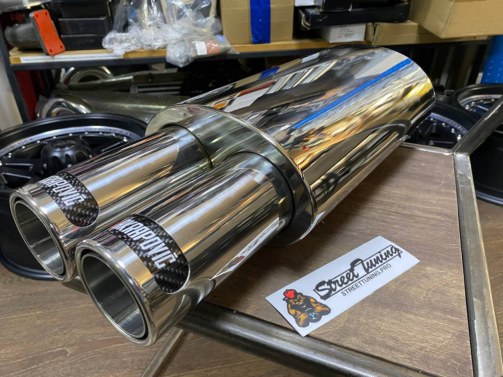 картинка Прямоточная банка Akrapovic, с двойным выходом. от магазина  StreetTuning