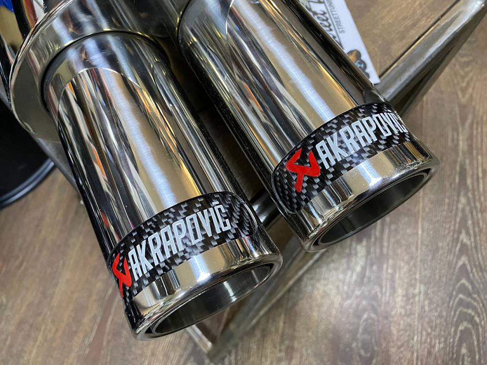 картинка Прямоточная банка Akrapovic, с двойным выходом. от магазина  StreetTuning